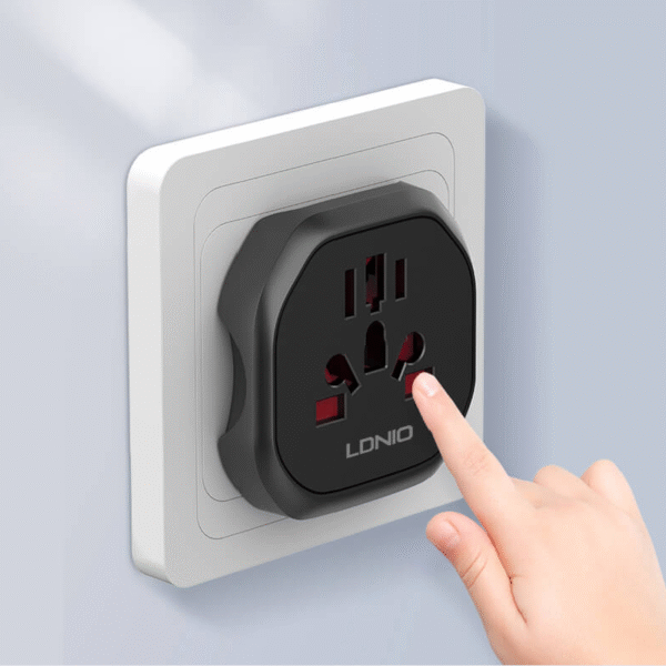 Travel adapter conversion socket - Image 3
